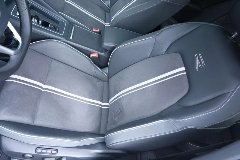 Volkswagen Golf 2024 280TSI DSG R-Line 50 Year Legendary Edition interior photo 13 Volkswagen Golf 2024 280TSI DSG R-Line 50 Year Legendary Edition interior photo 13