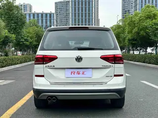 Volkswagen Touan L 2018 280TSI Boundary Extension Edition 6 seat Country VI interior photo 8 Volkswagen Touan L 2018 280TSI Boundary Extension Edition 6 seat Country VI interior photo 8