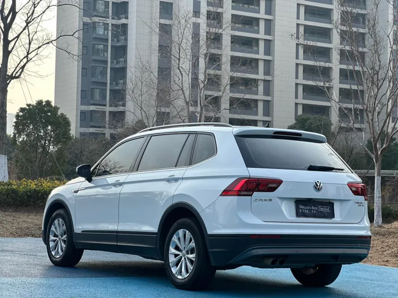 Volkswagen Tiguan L 2017 330TSI Automatic two-drive fashion version interior photo 10 Volkswagen Tiguan L 2017 330TSI Automatic two-drive fashion version interior photo 10