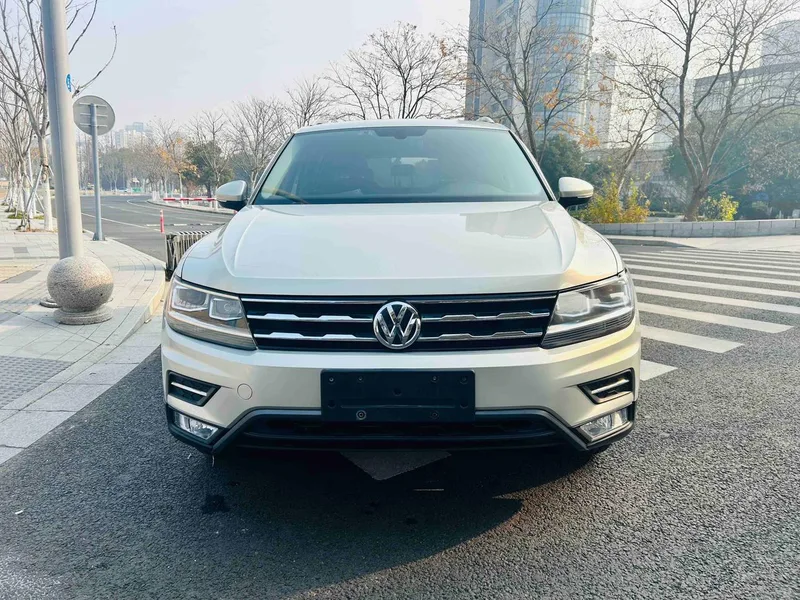 Volkswagen Tiguan L 2018 Restyling 330TSI Automatic Two-Drive Deluxe Edition exterior photo 2