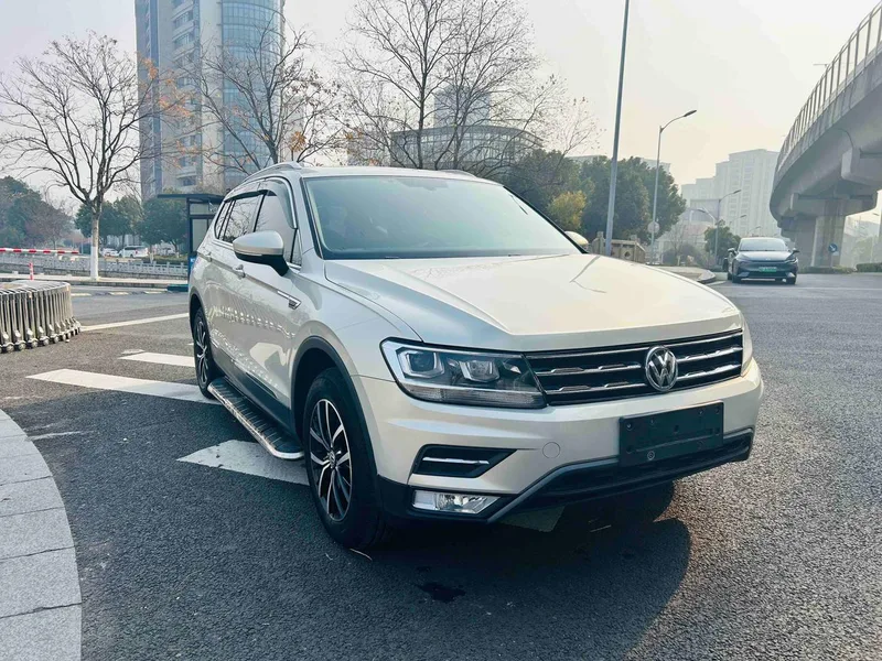 Volkswagen Tiguan L 2018 Restyling 330TSI Automatic Two-Drive Deluxe Edition exterior photo 3