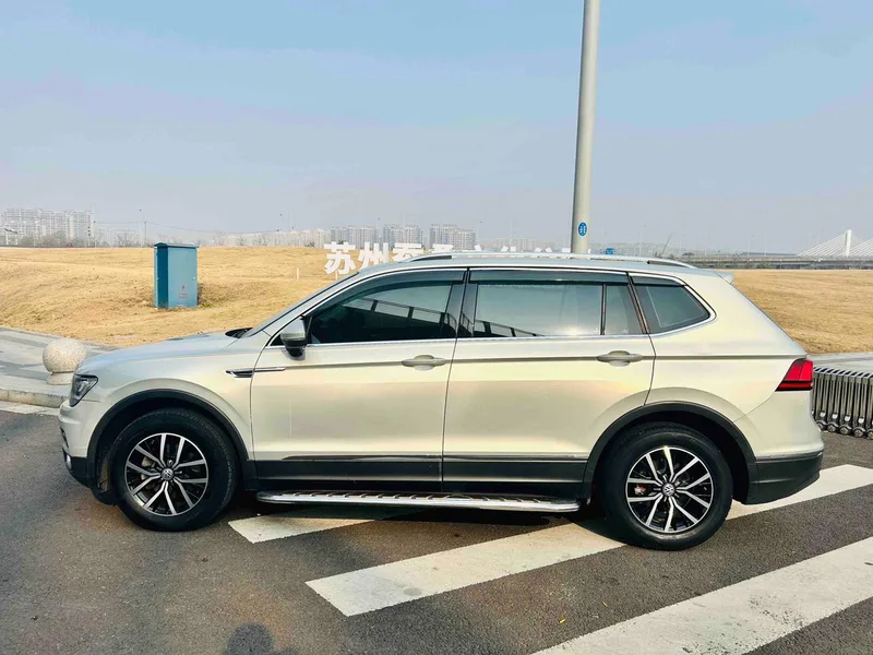 Volkswagen Tiguan L 2018 Restyling 330TSI Automatic Two-Drive Deluxe Edition exterior photo 4