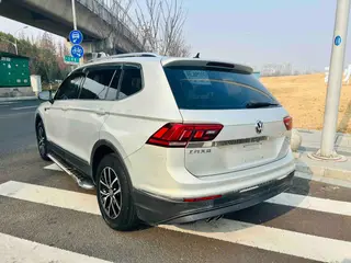 Volkswagen Tiguan L 2018 Restyling 330TSI Automatic Two-Drive Deluxe Edition exterior photo 5