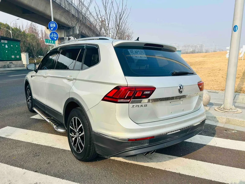Volkswagen Tiguan L 2018 Restyling 330TSI Automatic Two-Drive Deluxe Edition exterior photo 5