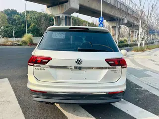 Volkswagen Tiguan L 2018 Restyling 330TSI Automatic Two-Drive Deluxe Edition exterior photo 6