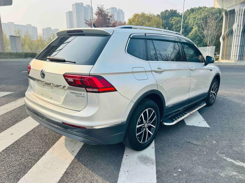 Volkswagen Tiguan L 2018 Restyling 330TSI Automatic Two-Drive Deluxe Edition exterior photo 7