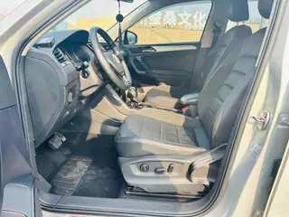 Volkswagen Tiguan L 2018 Restyling 330TSI Automatic Two-Drive Deluxe Edition interior photo 8