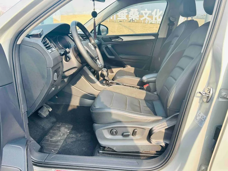 Volkswagen Tiguan L 2018 Restyling 330TSI Automatic Two-Drive Deluxe Edition interior photo 8
