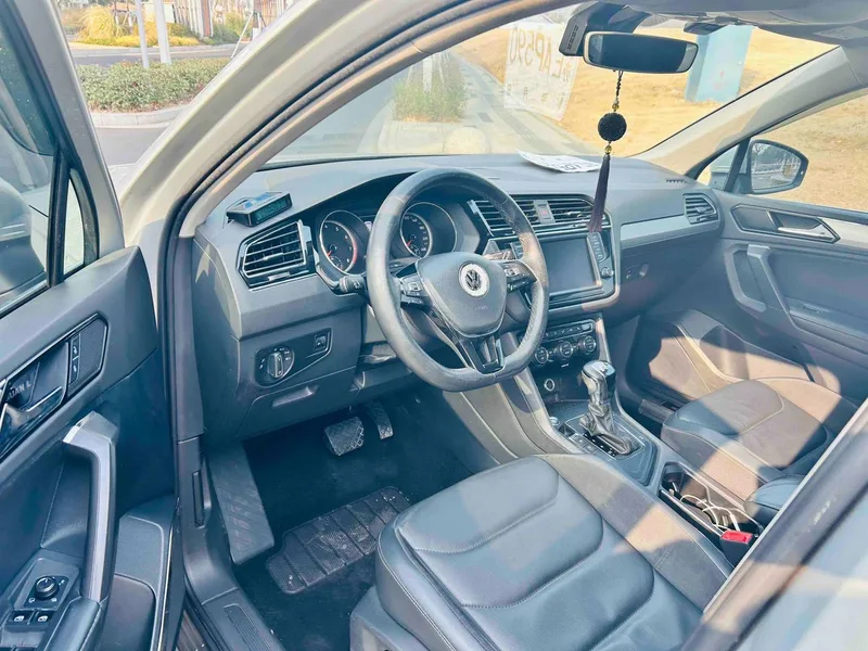 Volkswagen Tiguan L 2018 Restyling 330TSI Automatic Two-Drive Deluxe Edition interior photo 9