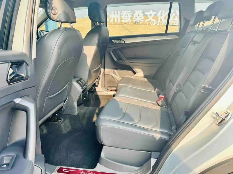 Volkswagen Tiguan L 2018 Restyling 330TSI Automatic Two-Drive Deluxe Edition interior photo 10