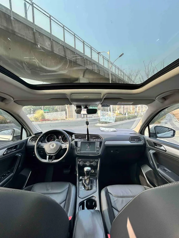 Volkswagen Tiguan L 2018 Restyling 330TSI Automatic Two-Drive Deluxe Edition interior photo 12