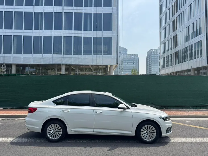 Volkswagen Lavida 2019 1.5L Version confort automatique État VI extérieur photo 4 Volkswagen Lavida 2019 1.5L Version confort automatique État VI extérieur photo 4