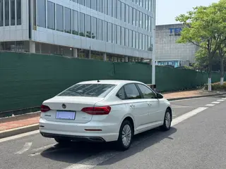 Volkswagen Lavida 2019 1.5L Version confort automatique État VI extérieur photo 5 Volkswagen Lavida 2019 1.5L Version confort automatique État VI extérieur photo 5