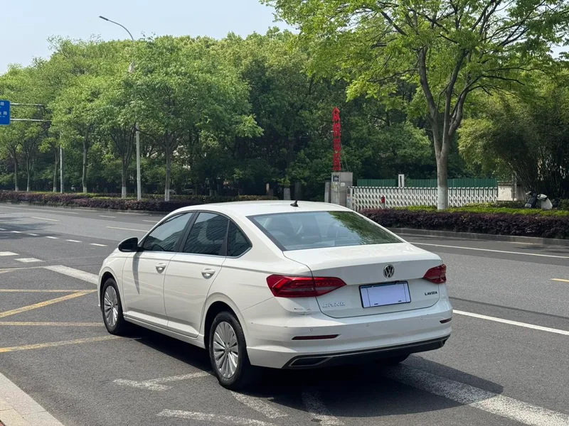 Volkswagen Lavida 2019 1.5L Version confort automatique État VI extérieur photo 7 Volkswagen Lavida 2019 1.5L Version confort automatique État VI extérieur photo 7