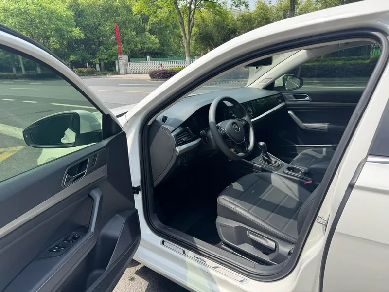 Volkswagen Lavida 2019 1.5L Version confort automatique État VI intérieur photo 14 Volkswagen Lavida 2019 1.5L Version confort automatique État VI intérieur photo 14