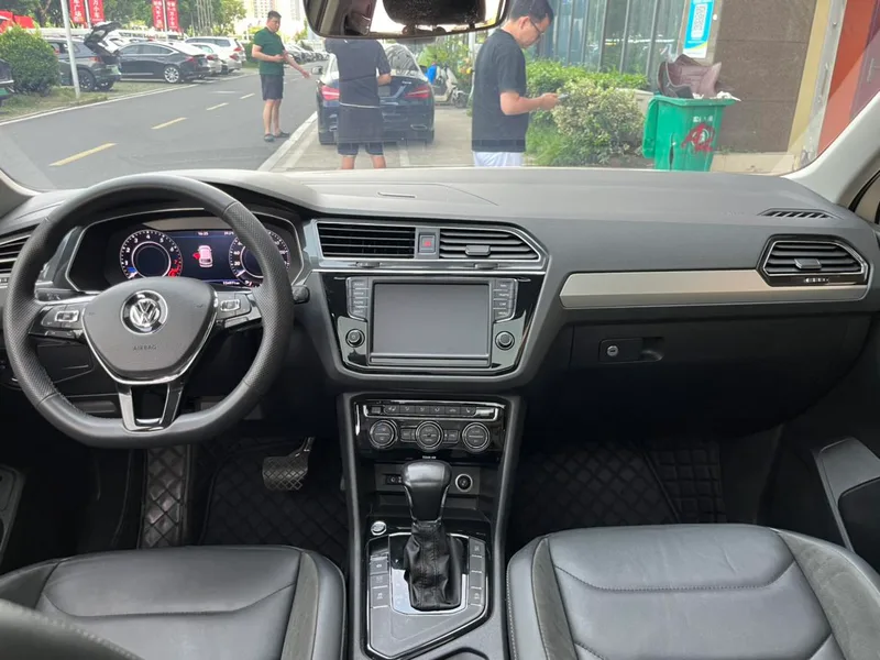 Volkswagen Tiguan L 2018 380TSI Automatic four-wheel drive deluxe edition interior photo 9 Volkswagen Tiguan L 2018 380TSI Automatic four-wheel drive deluxe edition interior photo 9