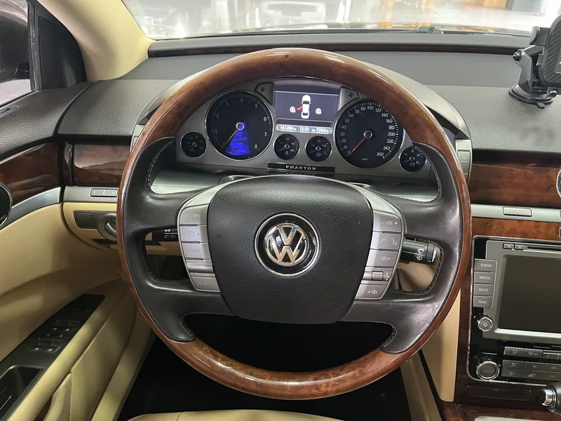 Volkswagen Phaeton 2012 3.0L Administrative interior photo 13 Volkswagen Phaeton 2012 3.0L Administrative interior photo 13