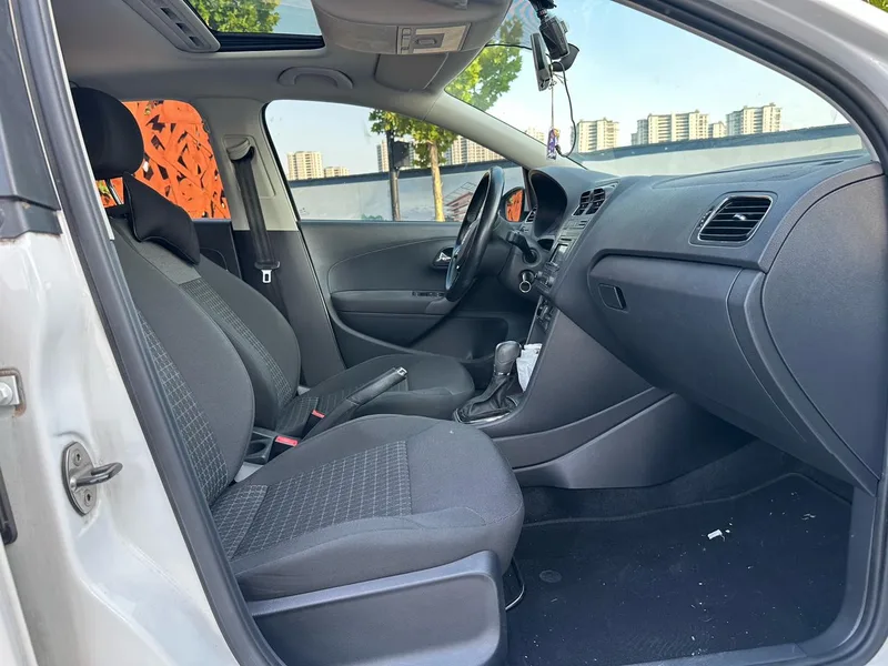 Volkswagen Polo 2016 1.6L Automatic Comfort Type interior photo 8 Volkswagen Polo 2016 1.6L Automatic Comfort Type interior photo 8