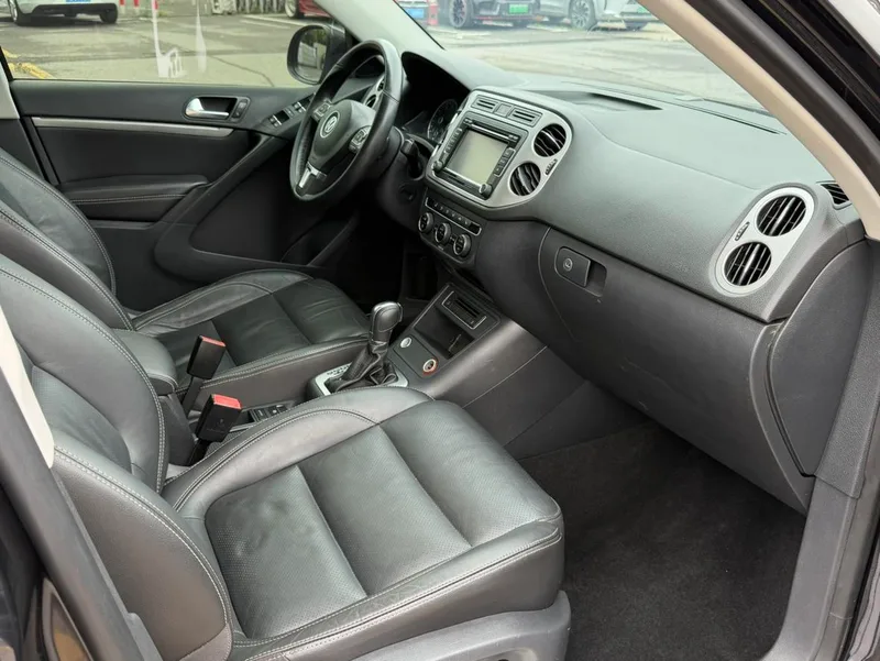 Volkswagen Tiguan 2016 300TSI Automatic Two-Drive Deluxe Edition interior photo 11 Volkswagen Tiguan 2016 300TSI Automatic Two-Drive Deluxe Edition interior photo 11