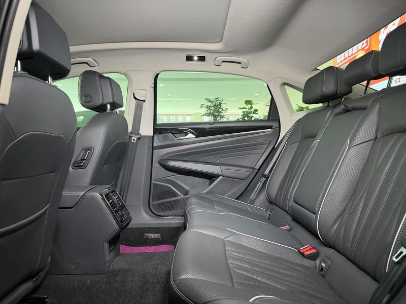 Volkswagen Passat 2022 330TSI Star Deluxe Edition interior photo 10 Volkswagen Passat 2022 330TSI Star Deluxe Edition interior photo 10