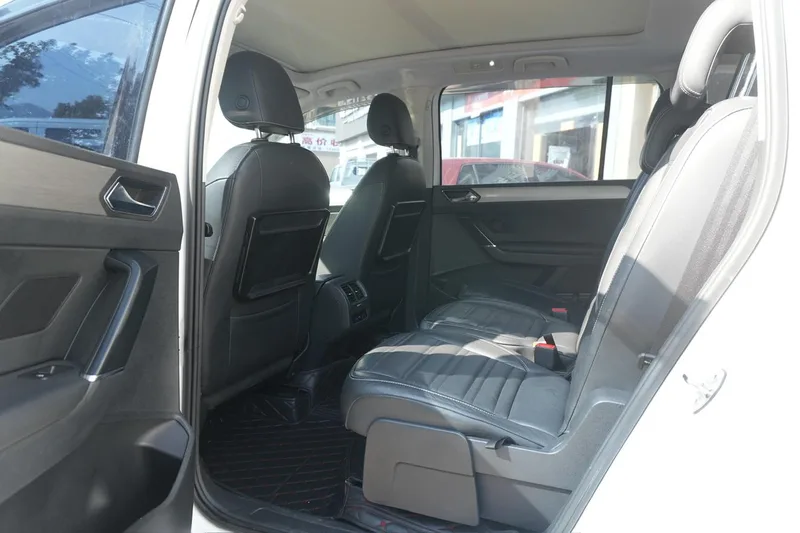 Volkswagen Touan L 2016 330TSI Automatic Luxury Edition interior photo 13 Volkswagen Touan L 2016 330TSI Automatic Luxury Edition interior photo 13