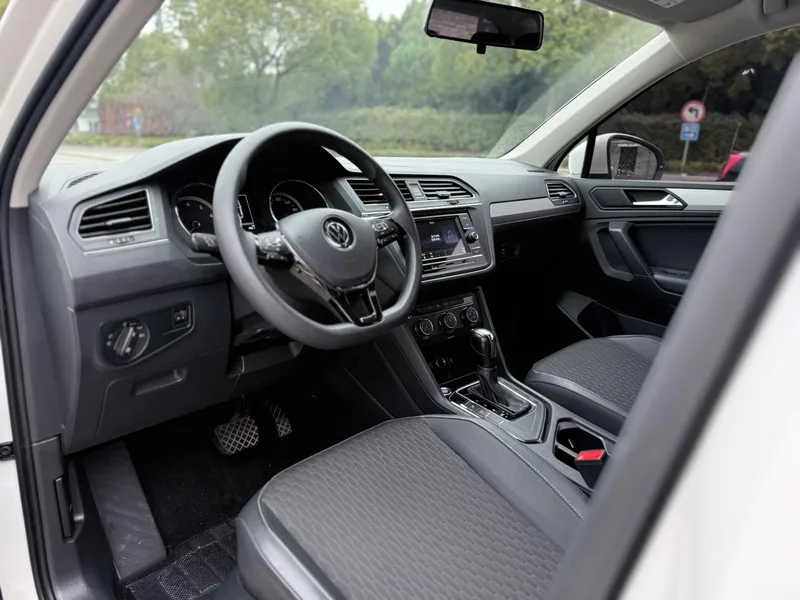 Volkswagen Tiguan L 2019 280TSI Automatic two-wheel drive panoramic comfort version Country VI exterior photo 5 Volkswagen Tiguan L 2019 280TSI Automatic two-wheel drive panoramic comfort version Country VI exterior photo 5