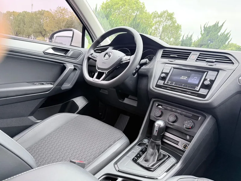 Volkswagen Tiguan L 2019 280TSI Automatic two-wheel drive panoramic comfort version Country VI exterior photo 7 Volkswagen Tiguan L 2019 280TSI Automatic two-wheel drive panoramic comfort version Country VI exterior photo 7