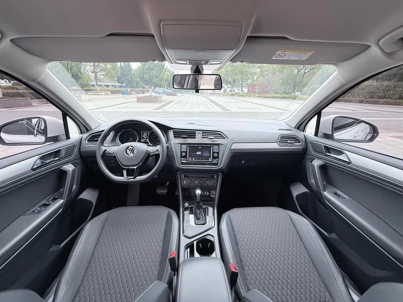 Volkswagen Tiguan L 2019 280TSI Automatic two-wheel drive panoramic comfort version Country VI interior photo 10 Volkswagen Tiguan L 2019 280TSI Automatic two-wheel drive panoramic comfort version Country VI interior photo 10