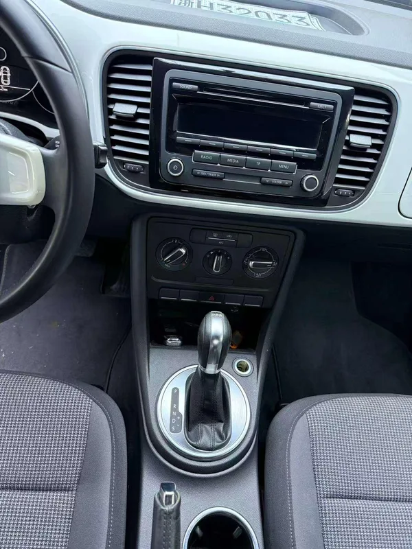 Volkswagen Beetle 2014 1.2TSI Fashionable interior photo 15 Volkswagen Beetle 2014 1.2TSI Fashionable interior photo 15