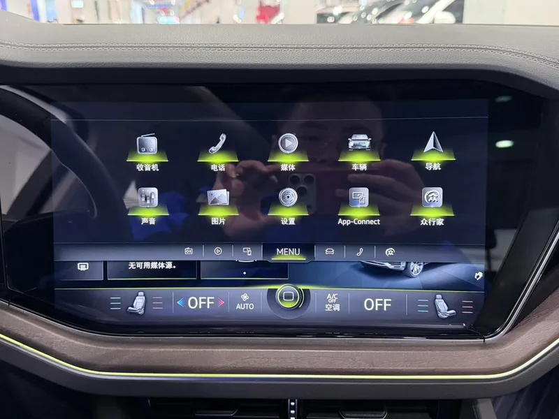Volkswagen Touareg 2020 2.0TSI Ruishang Edition interior photo 16