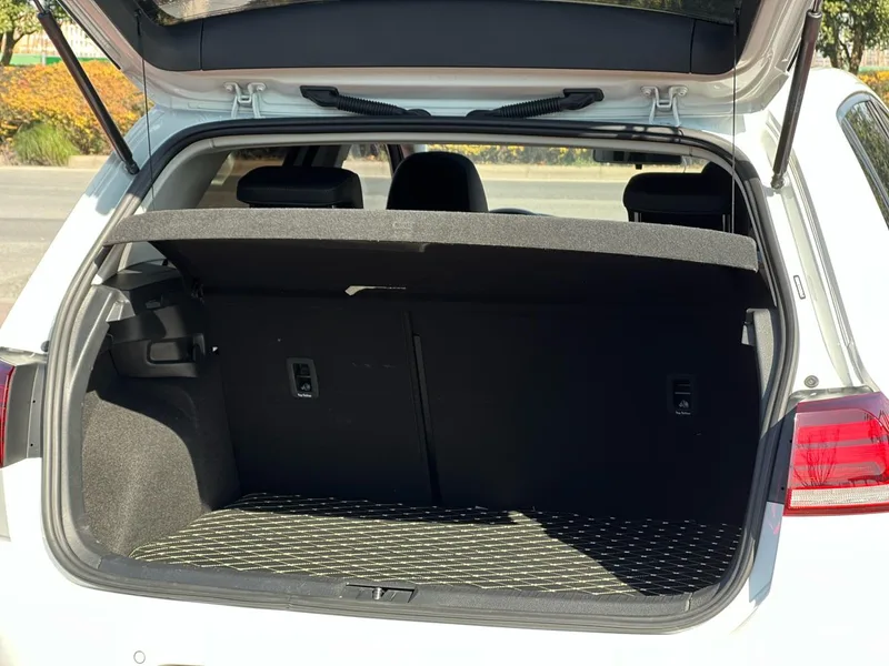 Volkswagen Golf 2020 280TSI DSG Confortable extérieur photo 9 Volkswagen Golf 2020 280TSI DSG Confortable extérieur photo 9