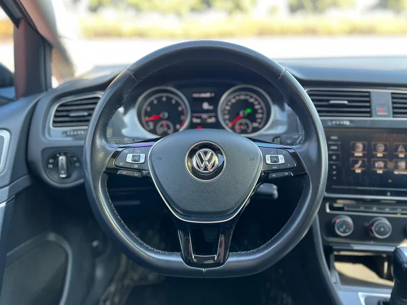 Volkswagen Golf 2020 280TSI DSG Confortable intérieur photo 18 Volkswagen Golf 2020 280TSI DSG Confortable intérieur photo 18
