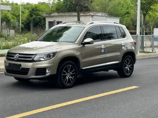 Volkswagen Tiguan 2015 1.8TSI Versión de moda automática con tracción en dos ruedas