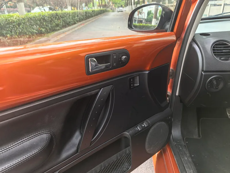 Volkswagen Beetle 2010 2.0 BlackOrange Comfort Edition exterior photo 7 Volkswagen Beetle 2010 2.0 BlackOrange Comfort Edition exterior photo 7