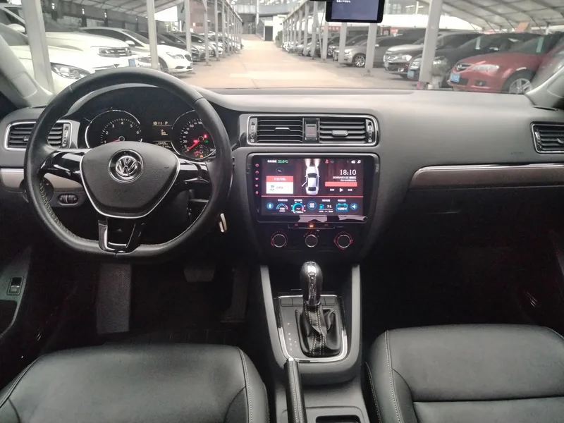 Volkswagen Sagitar 2016 230TSI 25 Anniversary Edition interior photo 9 Volkswagen Sagitar 2016 230TSI 25 Anniversary Edition interior photo 9