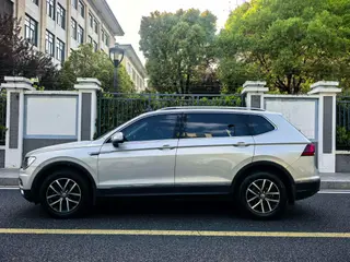 Volkswagen Tiguan L 2018 Restyling 330TSI Automatic Two-Drive Deluxe Edition exterior photo 3 Volkswagen Tiguan L 2018 Restyling 330TSI Automatic Two-Drive Deluxe Edition exterior photo 3
