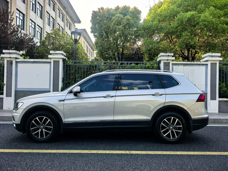Volkswagen Tiguan L 2018 Restyling 330TSI Automatic Two-Drive Deluxe Edition exterior photo 3 Volkswagen Tiguan L 2018 Restyling 330TSI Automatic Two-Drive Deluxe Edition exterior photo 3