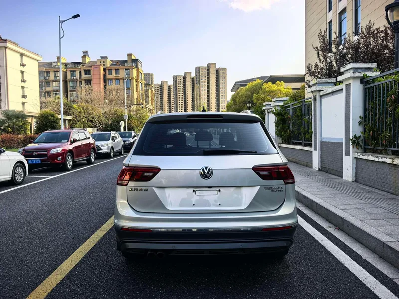 Volkswagen Tiguan L 2018 Restyling 330TSI Automatic Two-Drive Deluxe Edition exterior photo 4 Volkswagen Tiguan L 2018 Restyling 330TSI Automatic Two-Drive Deluxe Edition exterior photo 4