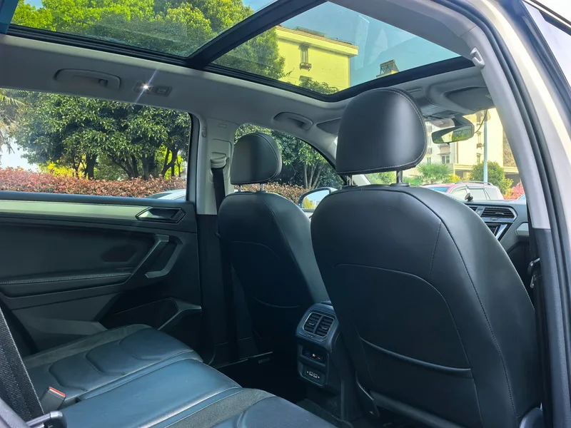 Volkswagen Tiguan L 2018 Restyling 330TSI Automatic Two-Drive Deluxe Edition interior photo 11 Volkswagen Tiguan L 2018 Restyling 330TSI Automatic Two-Drive Deluxe Edition interior photo 11