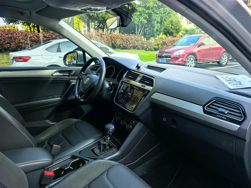 Volkswagen Tiguan L 2018 Restyling 330TSI Automatic Two-Drive Deluxe Edition interior photo 13 Volkswagen Tiguan L 2018 Restyling 330TSI Automatic Two-Drive Deluxe Edition interior photo 13