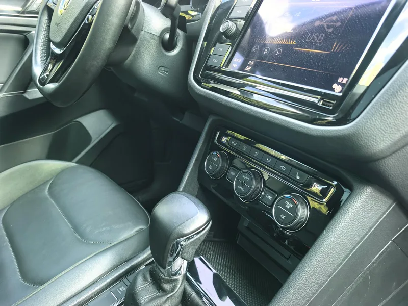 Volkswagen Tiguan L 2018 Restyling 330TSI Automatic Two-Drive Deluxe Edition interior photo 14 Volkswagen Tiguan L 2018 Restyling 330TSI Automatic Two-Drive Deluxe Edition interior photo 14