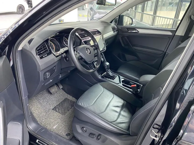 Volkswagen Tiguan L 2020 330TSI Automatic two-wheel drive panoramic comfort version China V exterior photo 9 Volkswagen Tiguan L 2020 330TSI Automatic two-wheel drive panoramic comfort version China V exterior photo 9