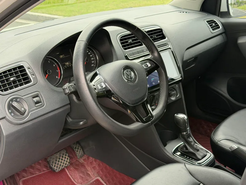 Volkswagen Polo 2016 1.6L Automatic Comfort Type interior photo 9 Volkswagen Polo 2016 1.6L Automatic Comfort Type interior photo 9