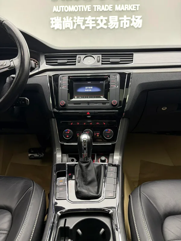 Volkswagen Passat 2016 330TSI DSG Honor Edition interior photo 11