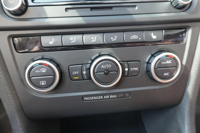 Volkswagen Golf 2012 1.4TSI Deluxe Convertible Edition interior photo 11 Volkswagen Golf 2012 1.4TSI Deluxe Convertible Edition interior photo 11