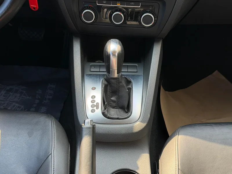 Volkswagen Sagitar 2015 1.6L Automatic Comfort Type interior photo 17 Volkswagen Sagitar 2015 1.6L Automatic Comfort Type interior photo 17