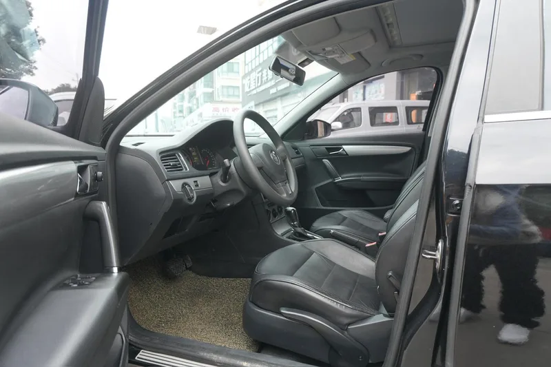 Volkswagen Gran Lavida 2013 1.4TSI Automatic Comfort Type exterior photo 4 Volkswagen Gran Lavida 2013 1.4TSI Automatic Comfort Type exterior photo 4