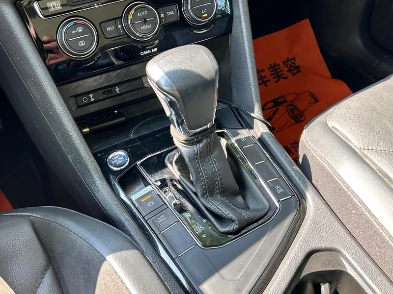 Volkswagen Tiguan L 2017 330TSI Automatic Two-Drive Deluxe Edition interior photo 10 Volkswagen Tiguan L 2017 330TSI Automatic Two-Drive Deluxe Edition interior photo 10