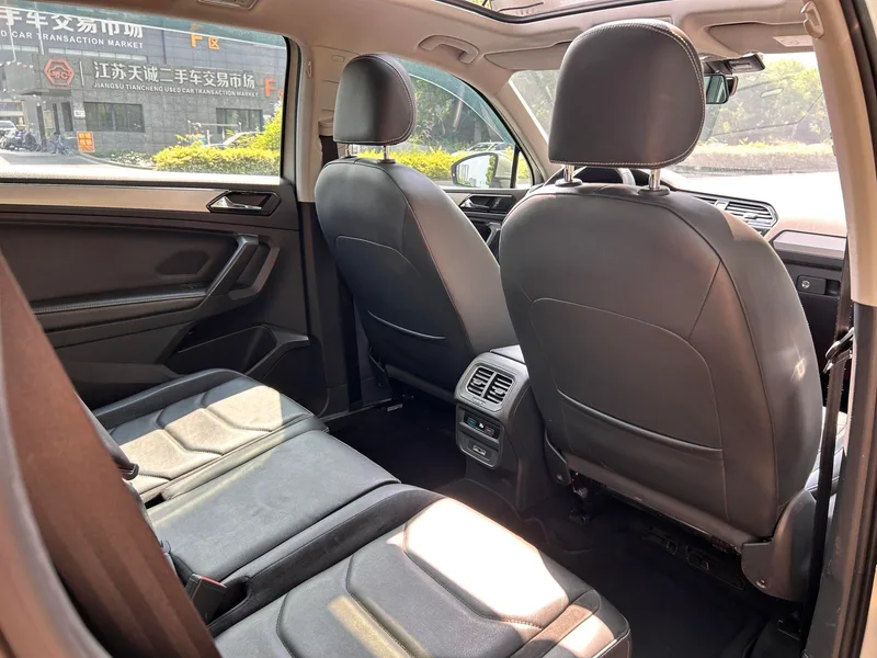 Volkswagen Tiguan L 2017 330TSI Automatic Two-Drive Deluxe Edition interior photo 13 Volkswagen Tiguan L 2017 330TSI Automatic Two-Drive Deluxe Edition interior photo 13