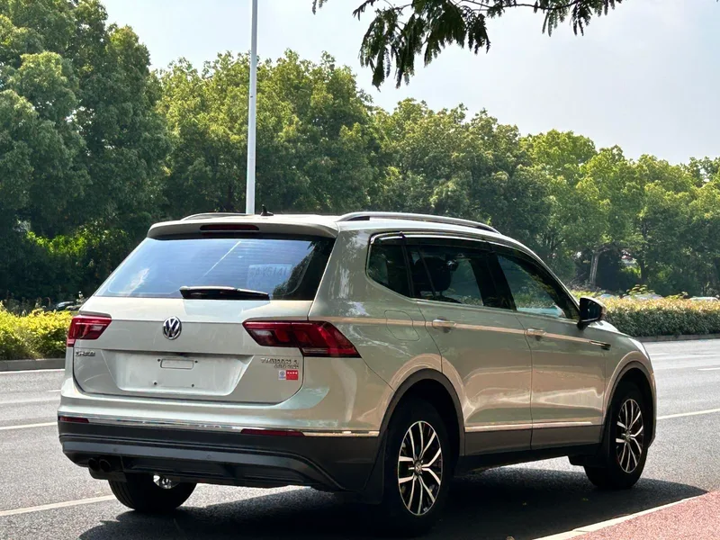Volkswagen Tiguan L 2017 330TSI Automatic Two-Drive Deluxe Edition interior photo 15 Volkswagen Tiguan L 2017 330TSI Automatic Two-Drive Deluxe Edition interior photo 15
